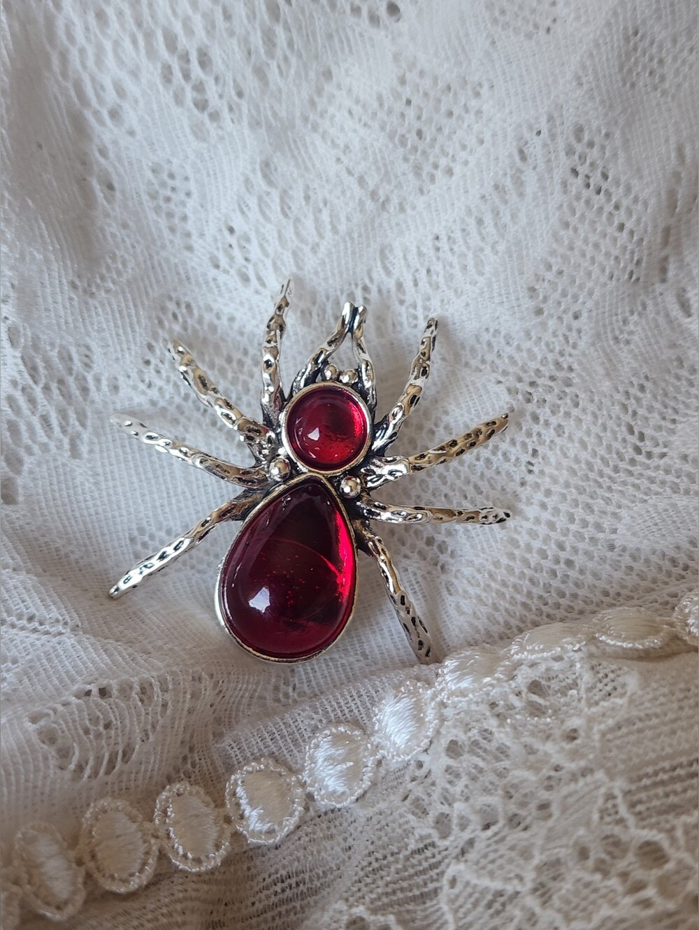 🕷️ Ruby Red Crystal Spider Brooch - Picture 3 of 5